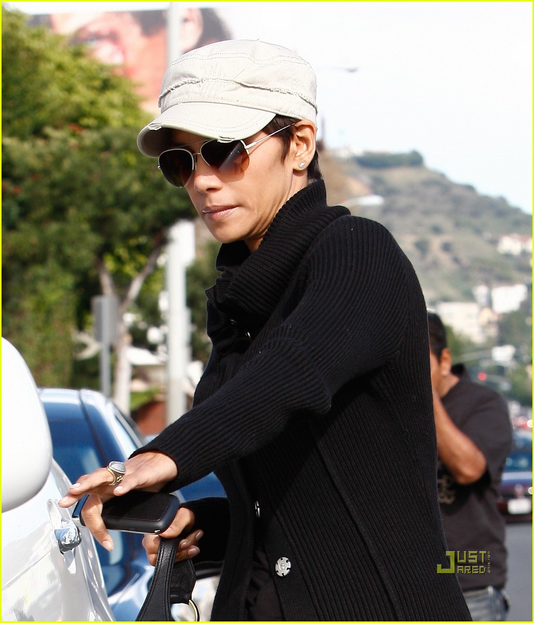Halle Berry: I Can't Do Aretha Franklin Justice!