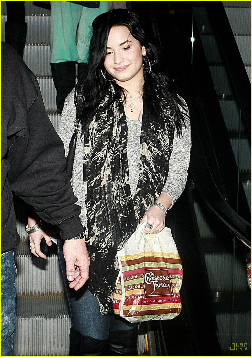 Demi Lovato Checks Out Cheesecake Factory