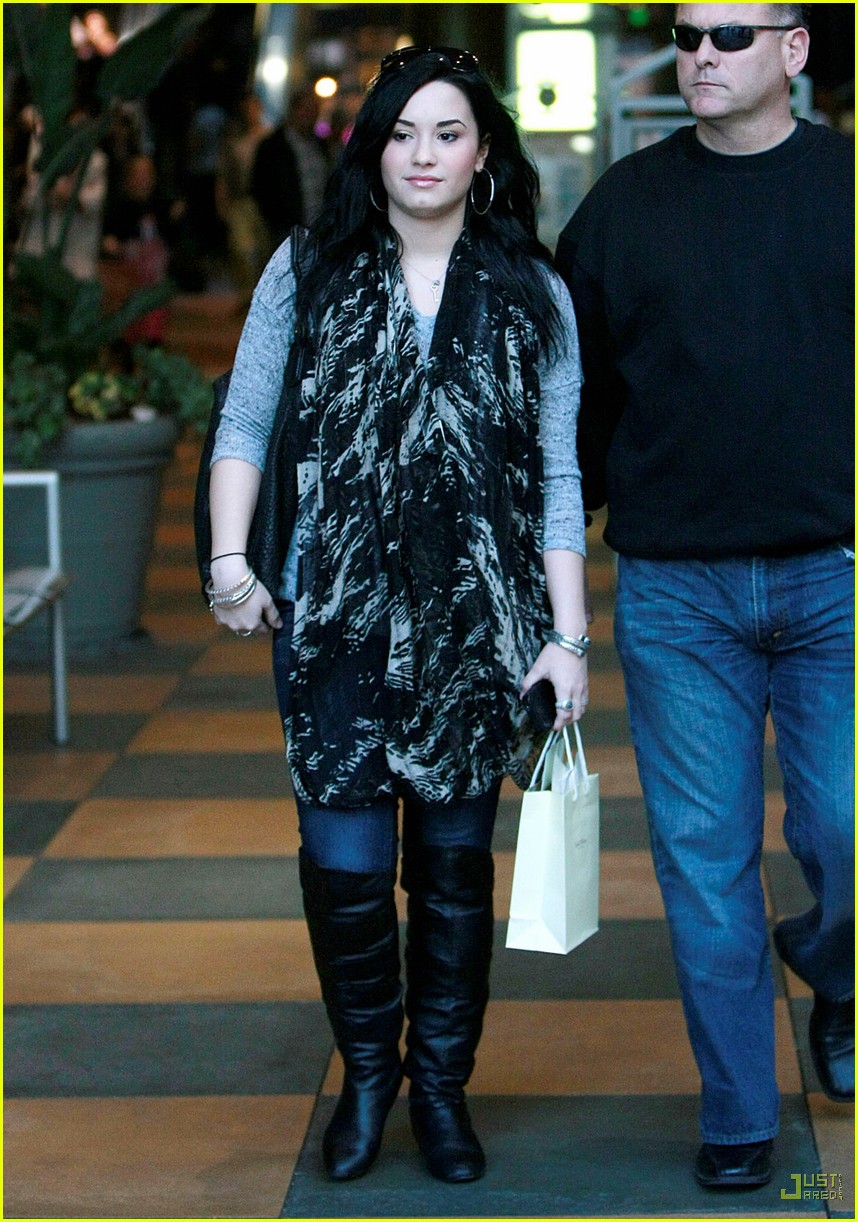 Demi Lovato Checks Out Cheesecake Factory