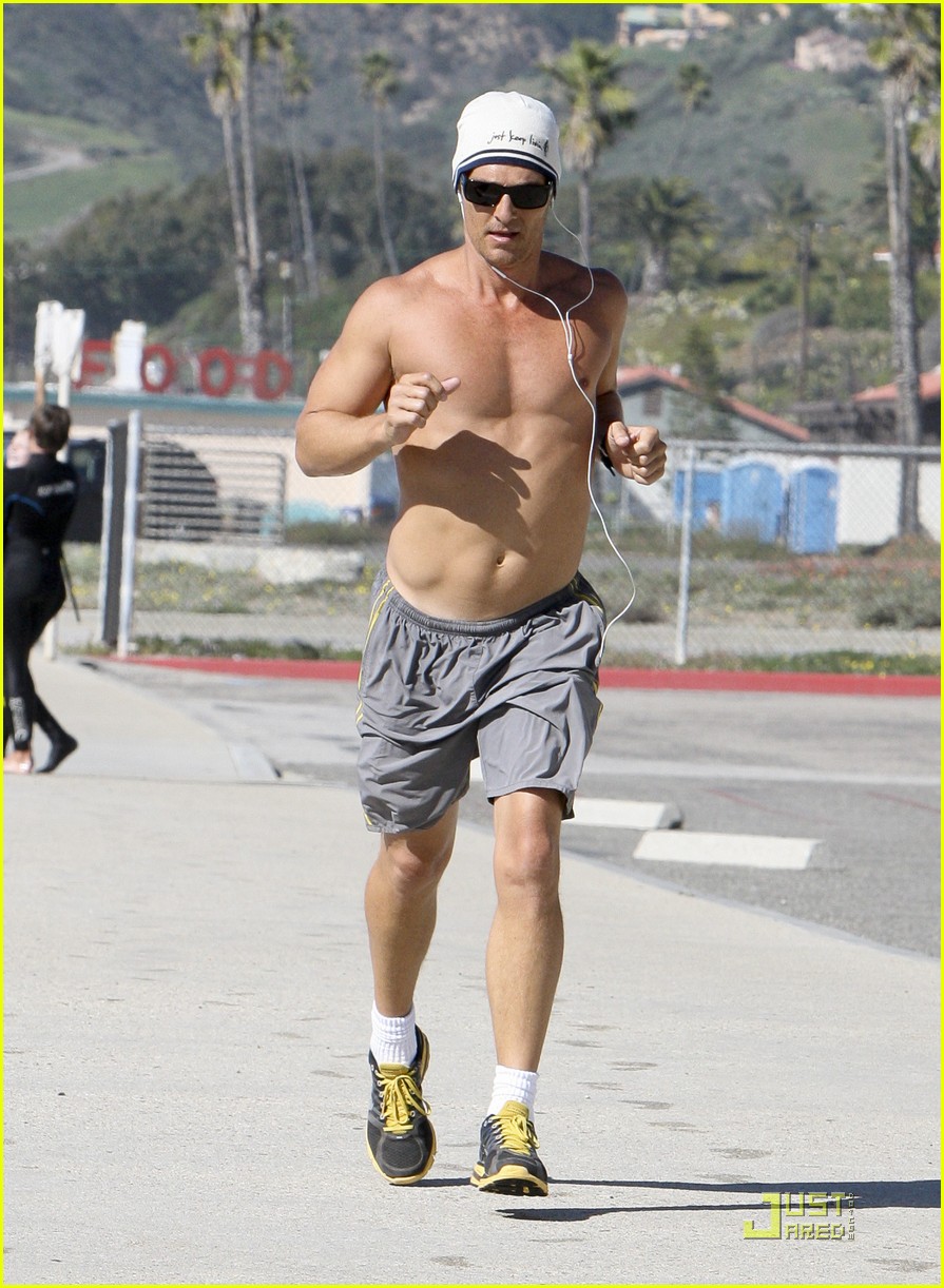 Matthew McConaughey: Shirtless Beach Run!