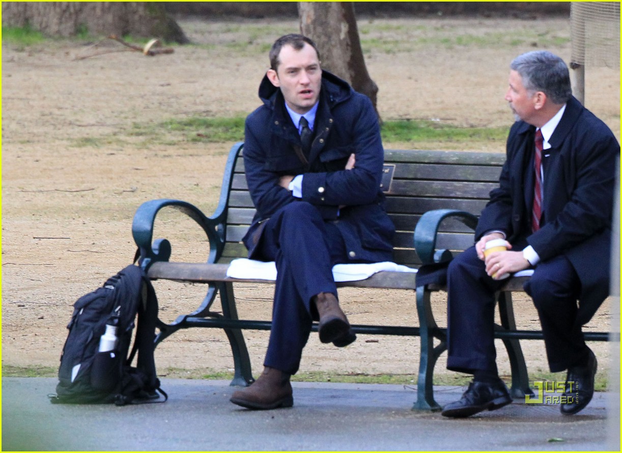 Jude Law: Park Bench Scenes for 'Contagion'