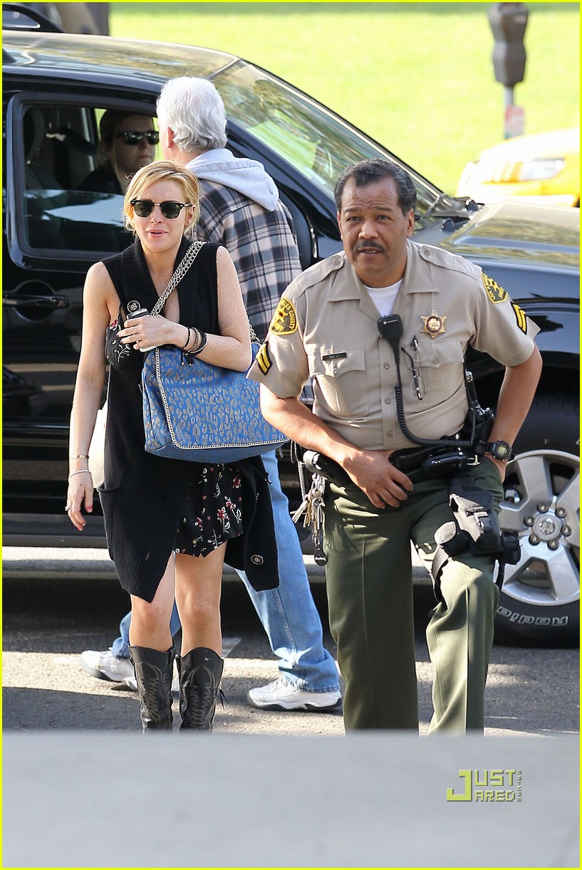 Lindsay Lohan Checks In at the Courthouse