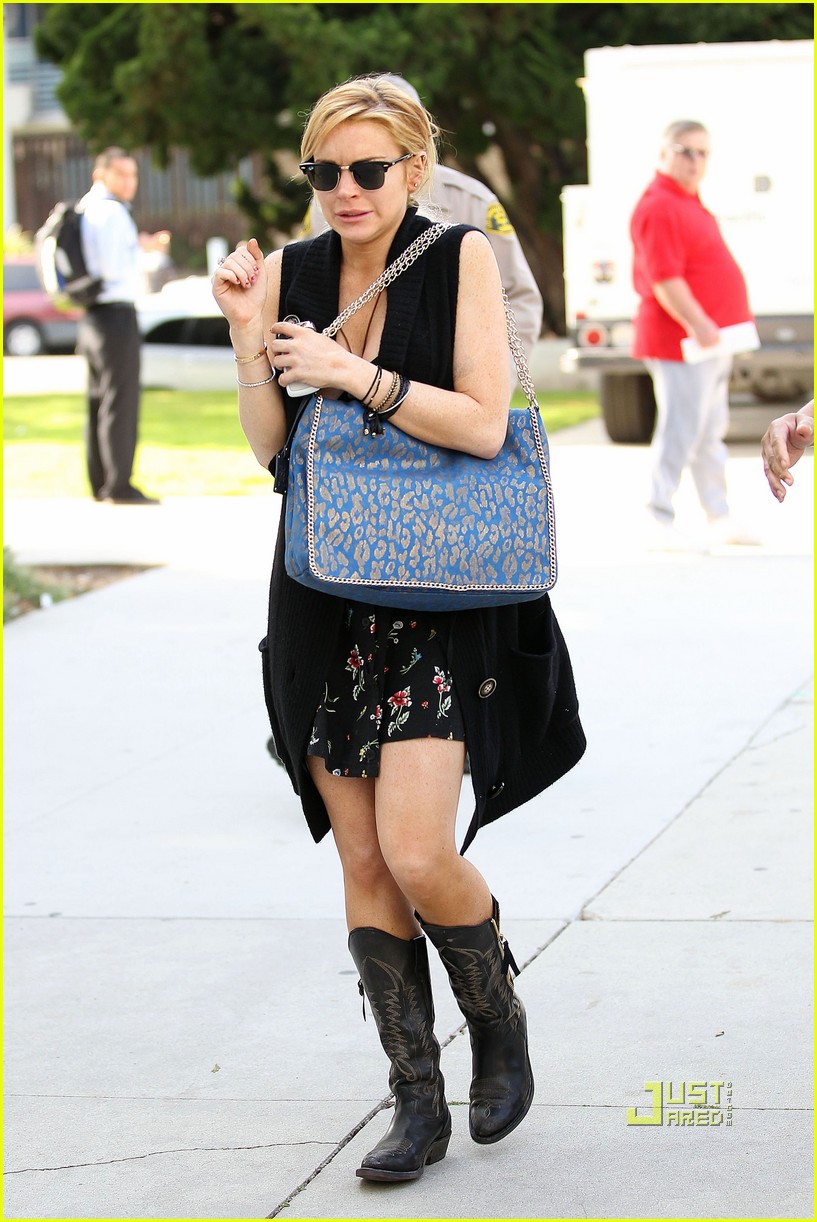 Lindsay Lohan Checks In at the Courthouse