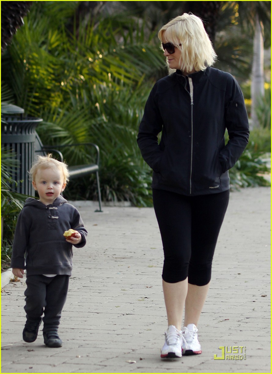 Amy Poehler: Park Walk with Archie!
