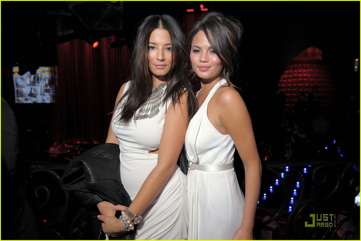 Chrissy Teigen: Swimsuit on Location with Jessica Gomes!