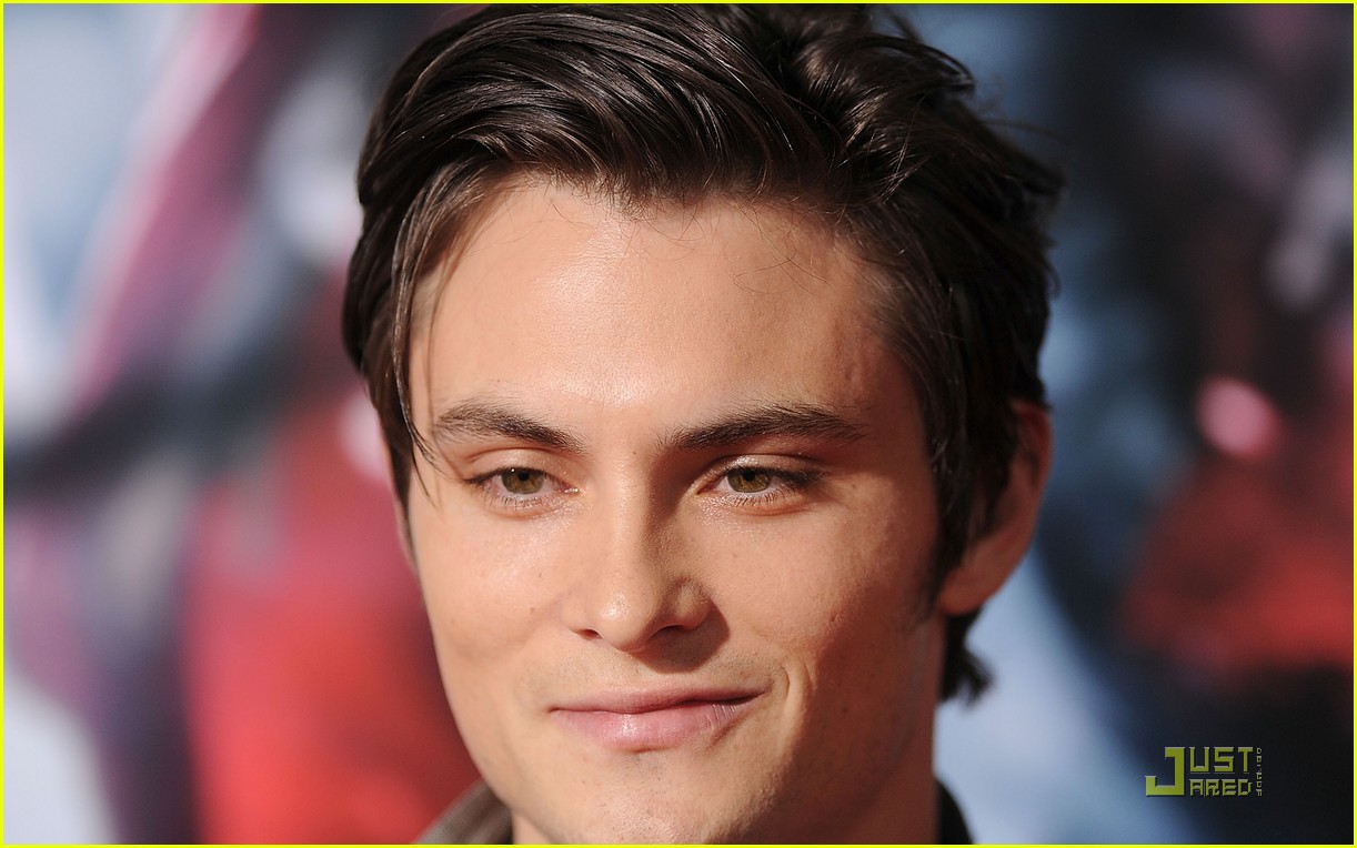 Shiloh Fernandez Premieres 'Red Riding Hood'