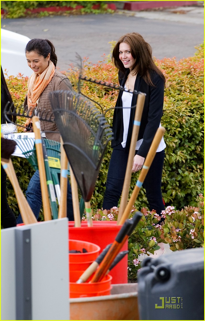 Drew Barrymore & Mandy Moore: Food Bank Buddies