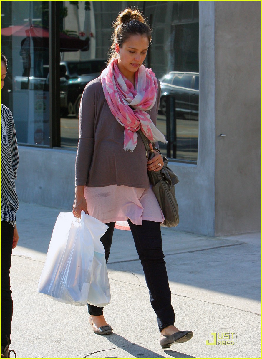 Jessica Alba: Bodhi Tree Visit!