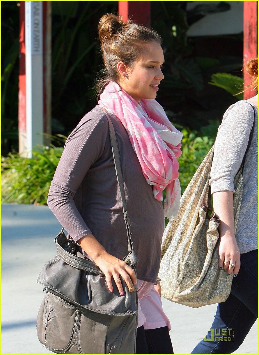 Jessica Alba: Bodhi Tree Visit!
