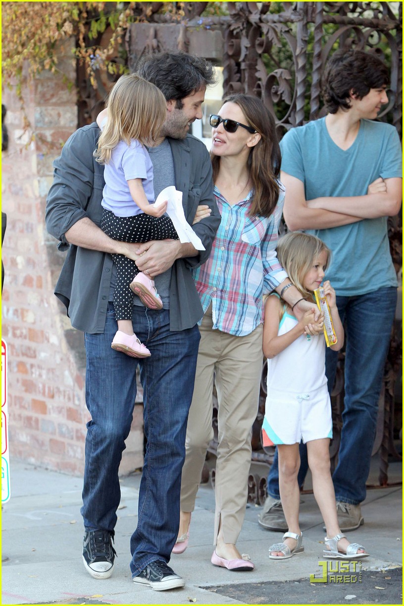 Ben Affleck & Jennifer Garner: Sunday Brunch with the Girls!