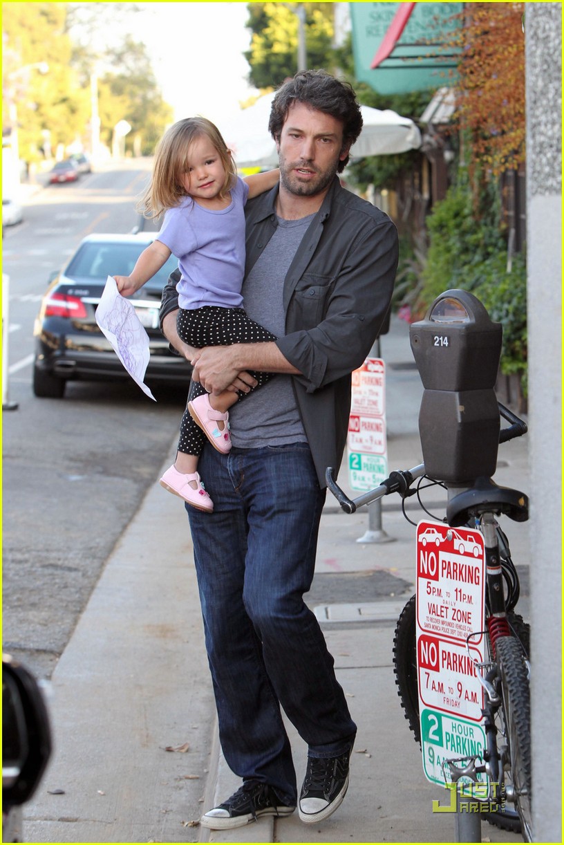 Ben Affleck & Jennifer Garner: Sunday Brunch with the Girls!
