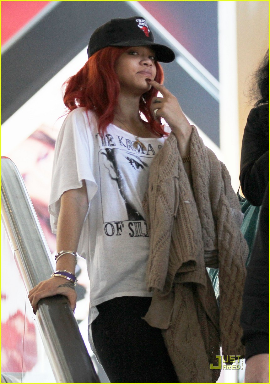 Rihanna: Loud Tour Behind the Scenes Footage!