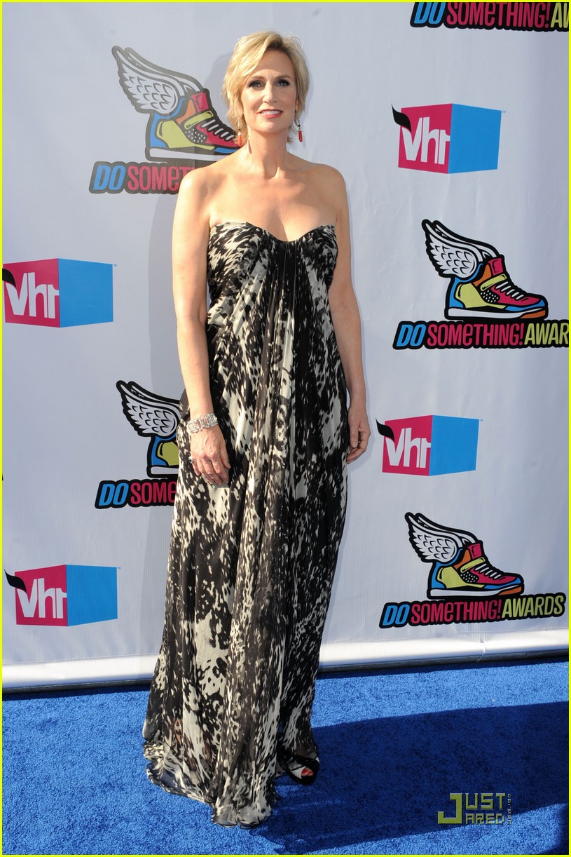 Jane Lynch: Glee Sing-A-Long with the Family!