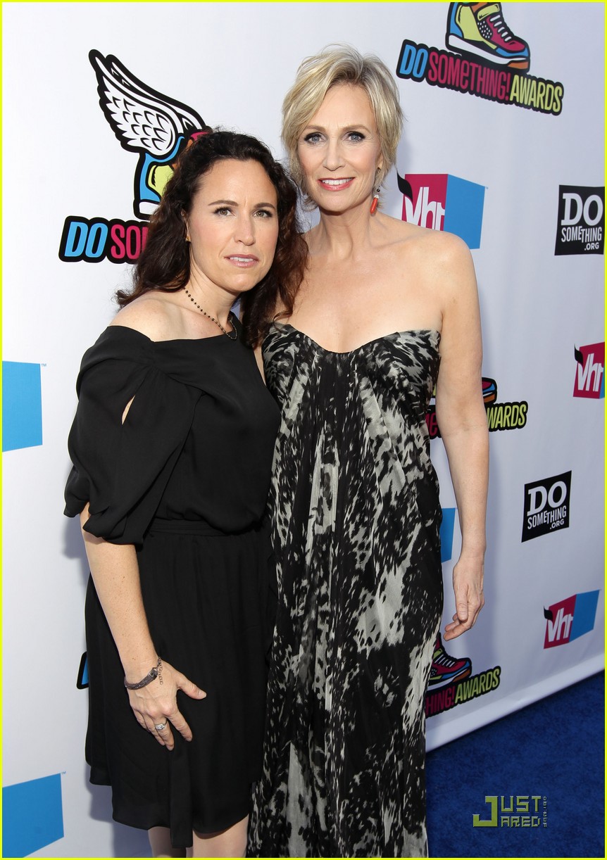 Jane Lynch: Glee Sing-A-Long with the Family!