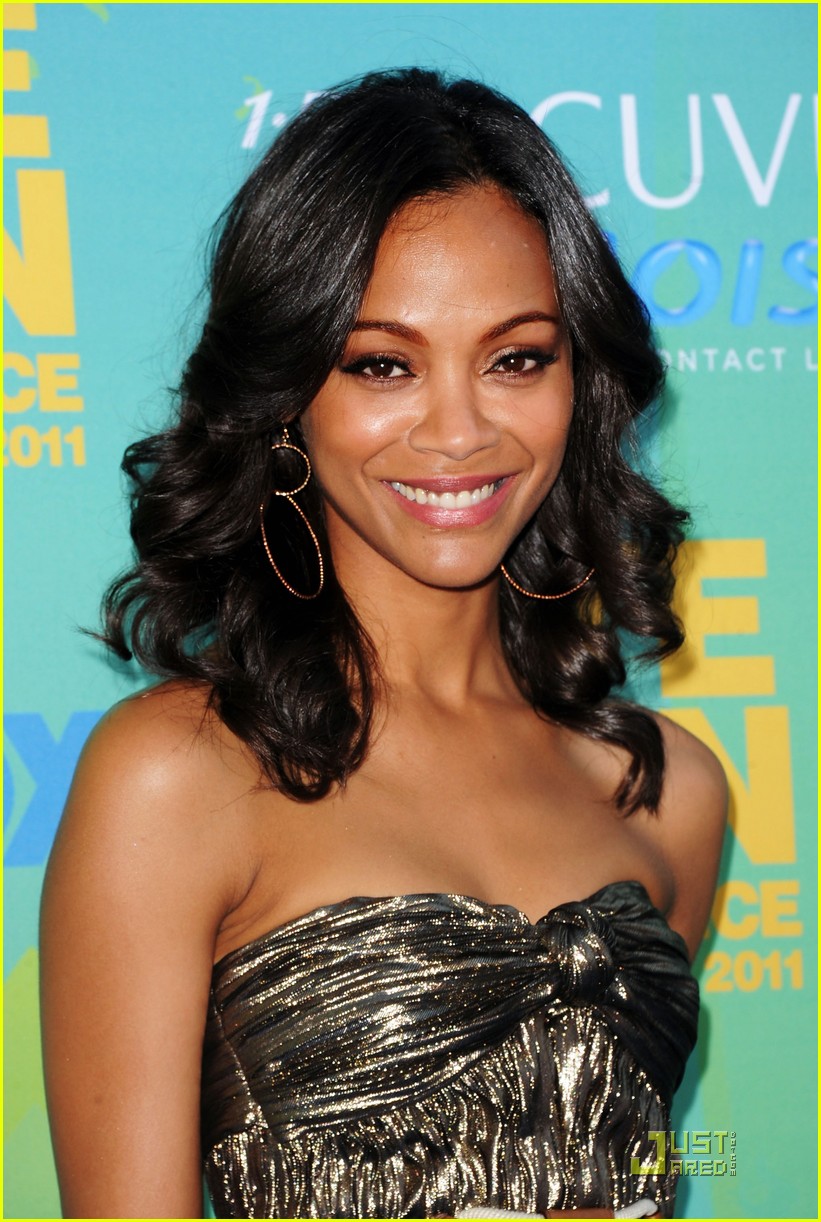 Zoe Saldana - Teen Choice Awards 2011 Red Carpet