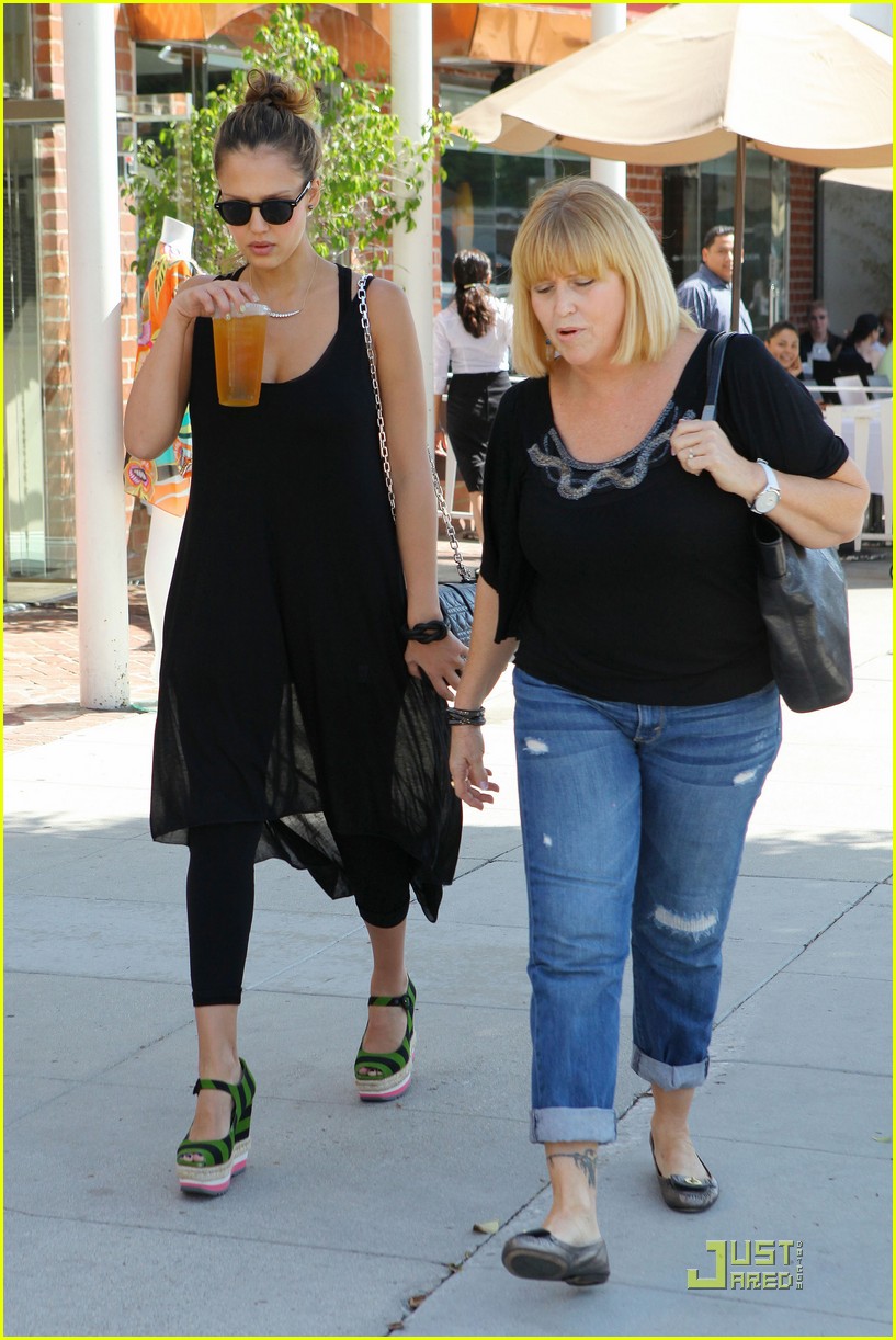 Jessica Alba Tweets Mommy Workout Tips