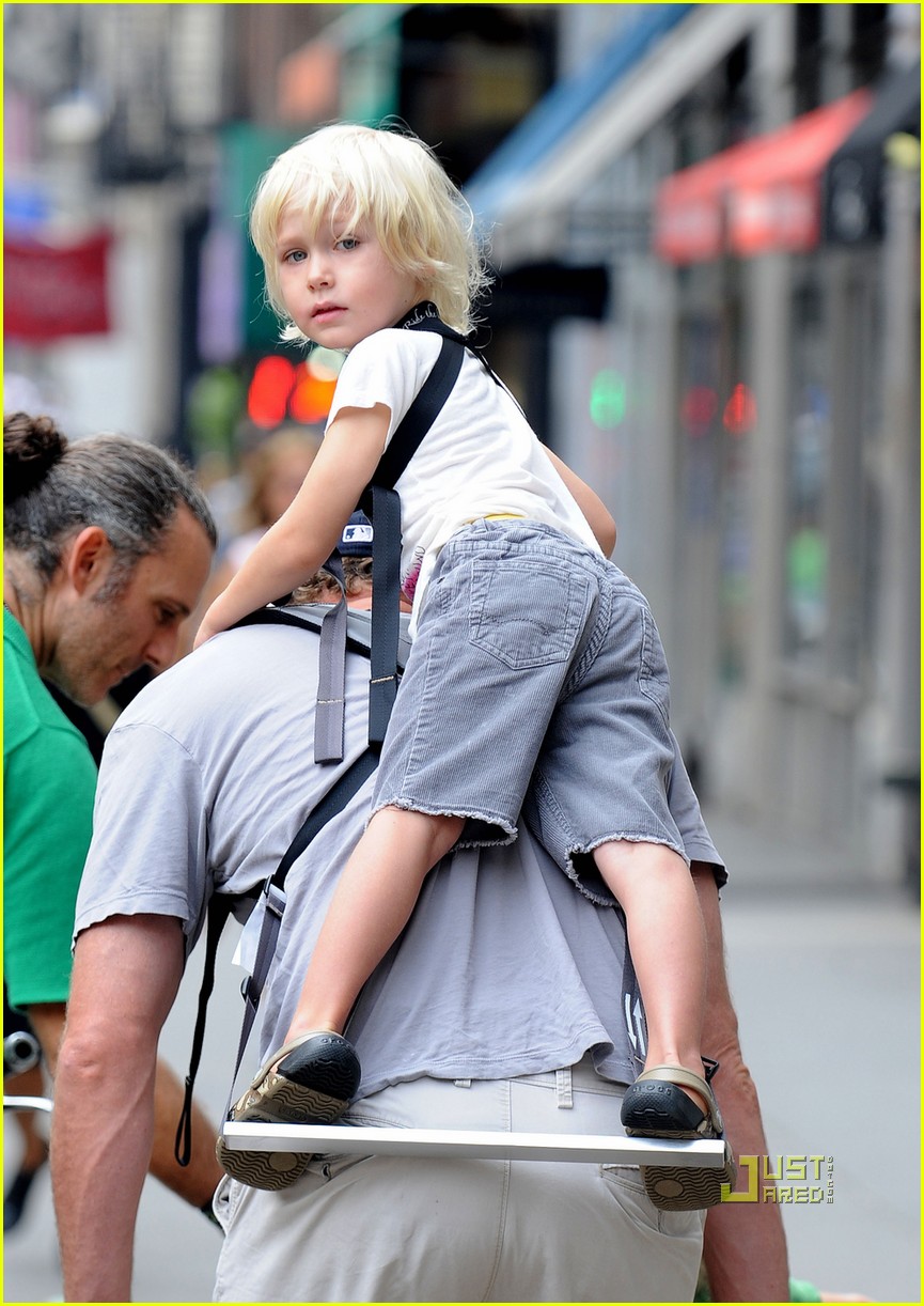 Naomi Watts & Liev Schreiber: Out with the Boys!
