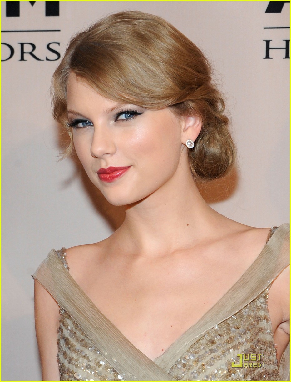 Taylor Swift: ACM Honors Award Recipient!