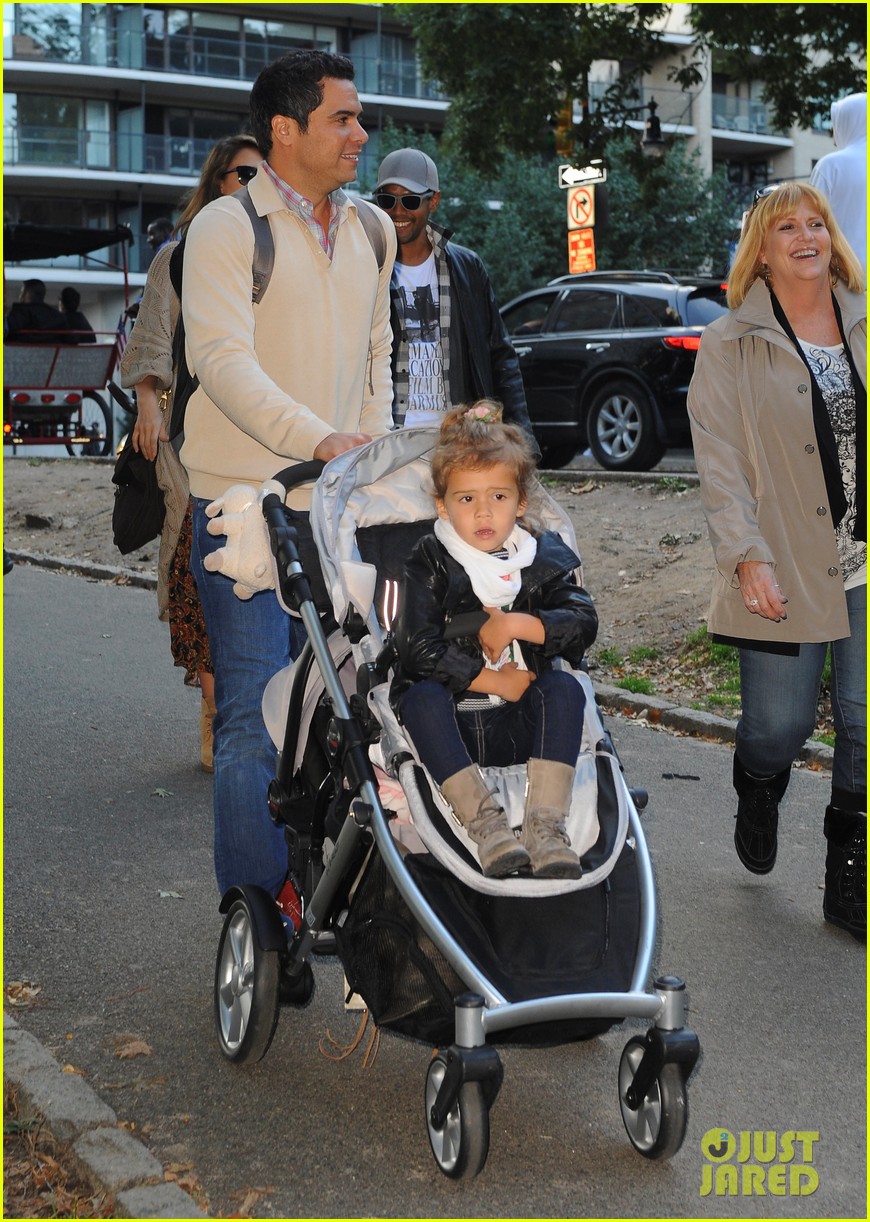 Jessica Alba: Central Park with the Family!