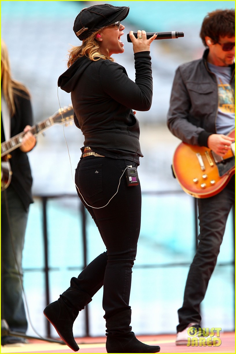 Kelly Clarkson: Pre-Game Performance Rehearsal!