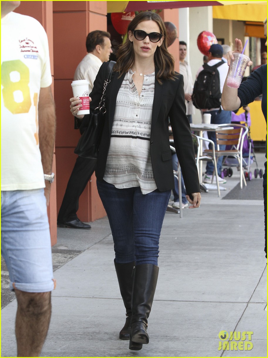 Jennifer Garner: Coffee Date with a Pregnant Pal!