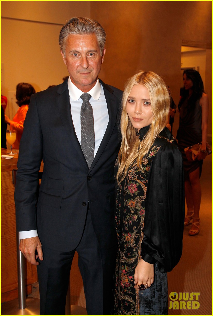 Mary-Kate Olsen: NYAA Take Home a Nude Benefit!