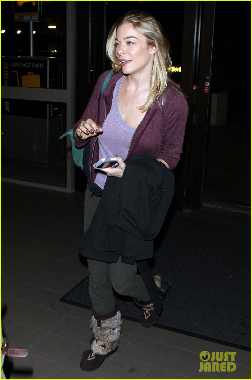 LeAnn Rimes: Late Night at LAX Airport