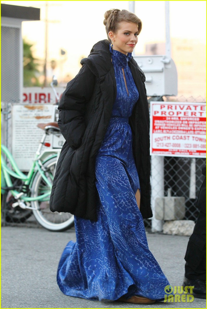 AnnaLynne McCord Shows Some Leg for '90210'