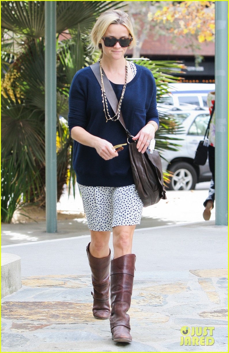 Reese Witherspoon: Broken Finger Blues?