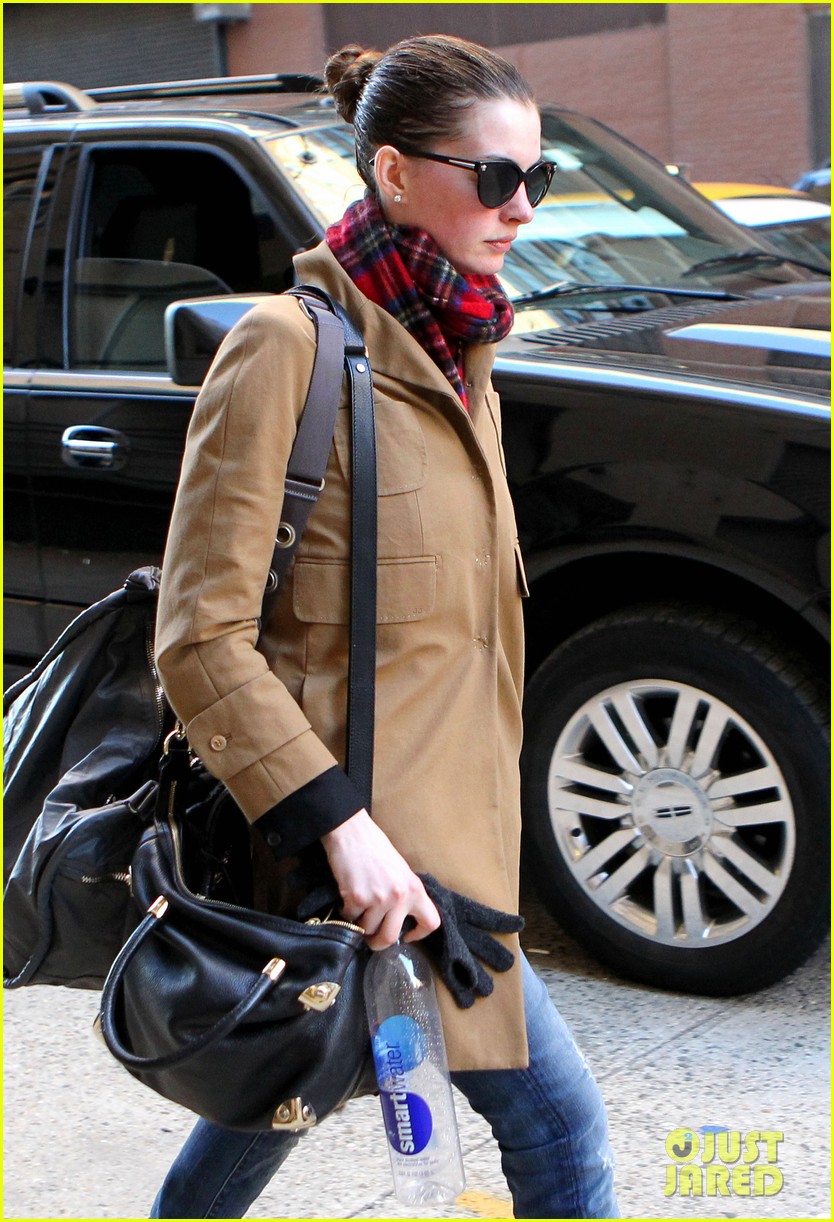 Anne Hathaway: Sunday Stroll with the Parents!