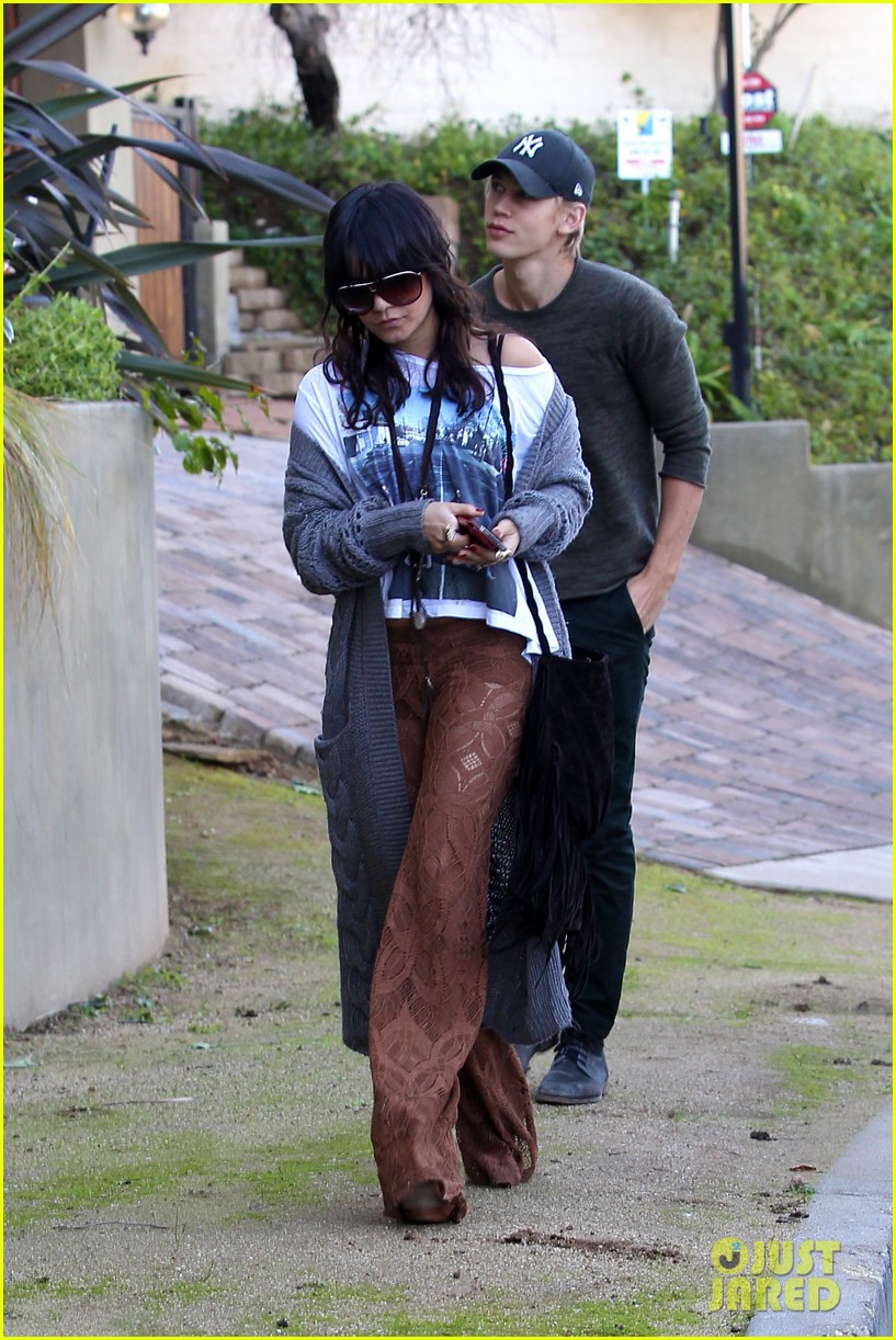 Vanessa Hudgens & Austin Butler: Breakfast with Ashley Tisdale!