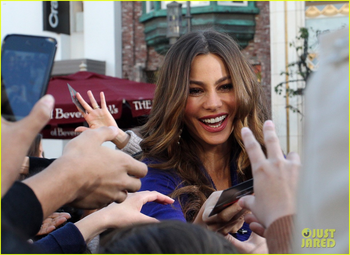 Sofia Vergara: 'Extra' Fashion Show at The Grove!