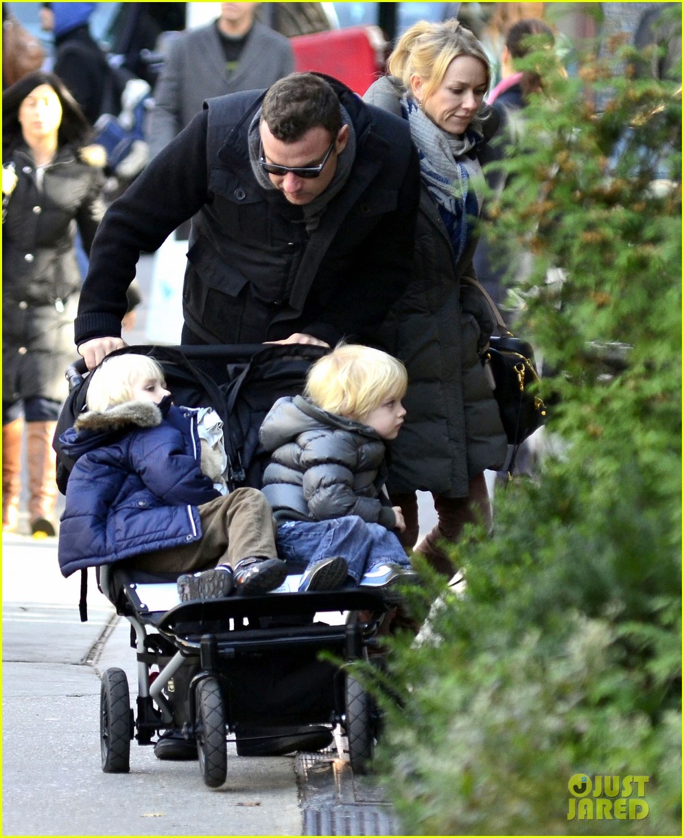 Naomi Watts & Liev Schreiber: Christmas Shopping with the Boys!