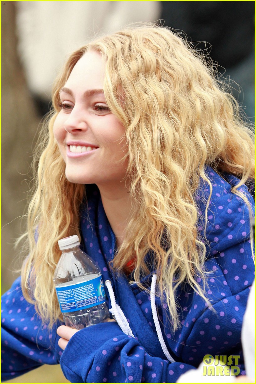 AnnaSophia Robb as Young Carrie Bradshaw - First Look!