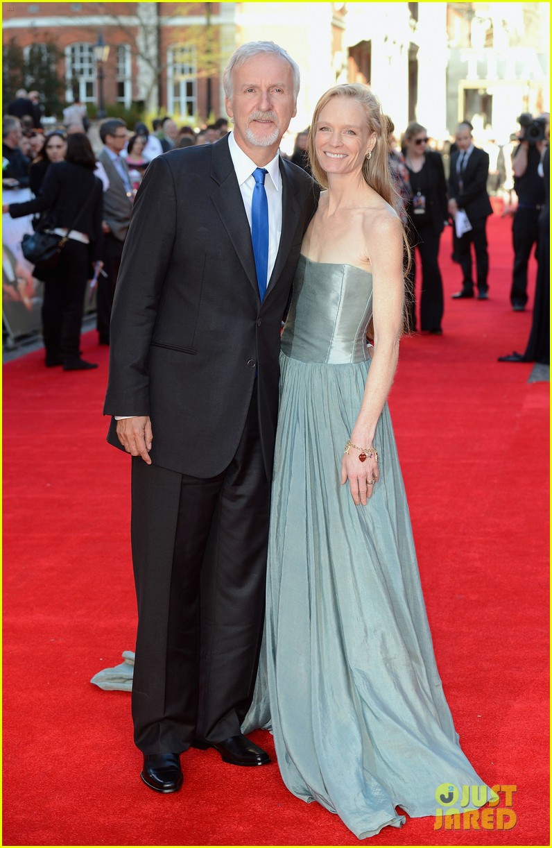 kate winslet titanic dress red carpet Kate Winslet Cries While Slamming Critics Who Fat-Shamed Her During Titanic Fame