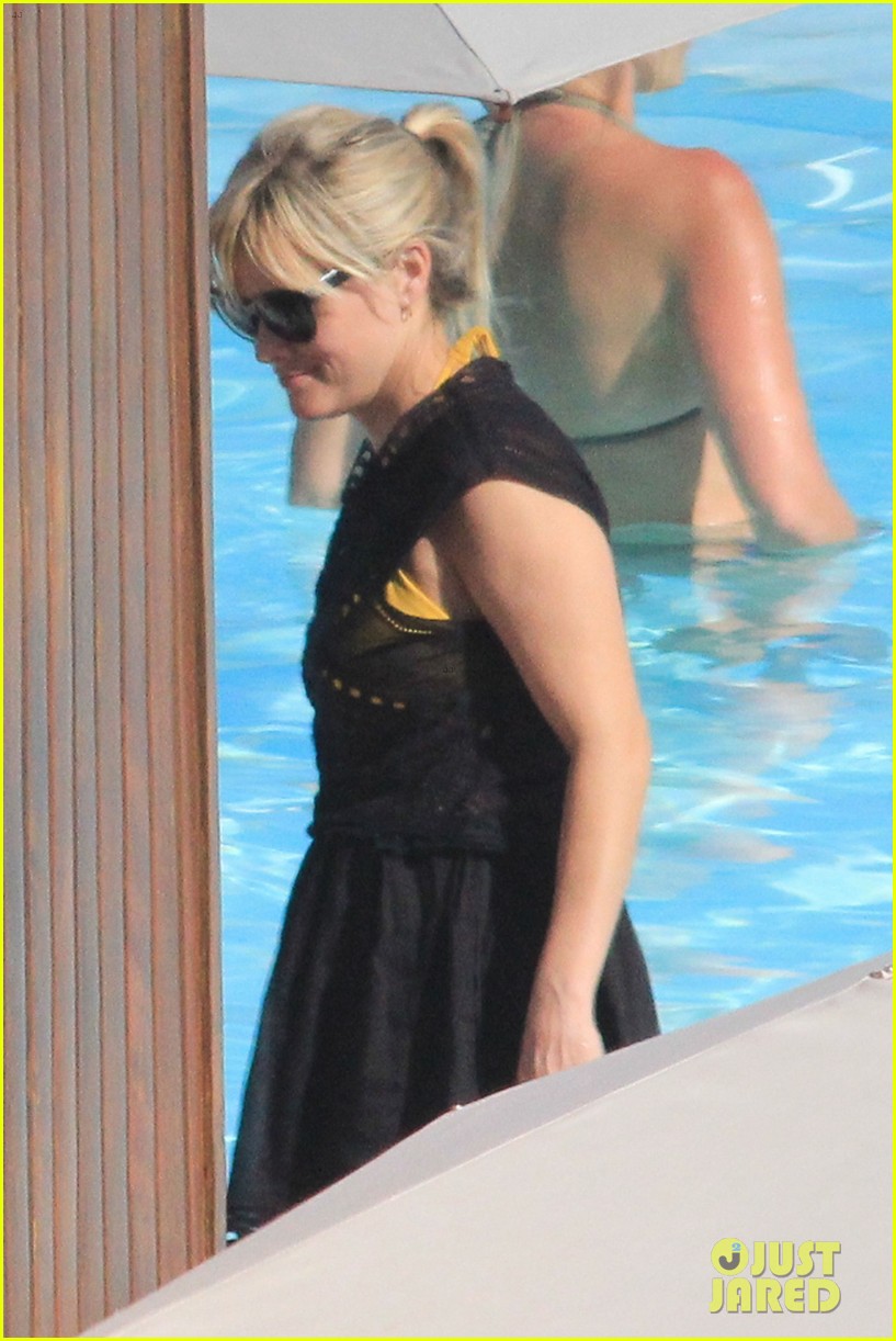 Reese Witherspoon Reads 'Catching Fire' in Rio!