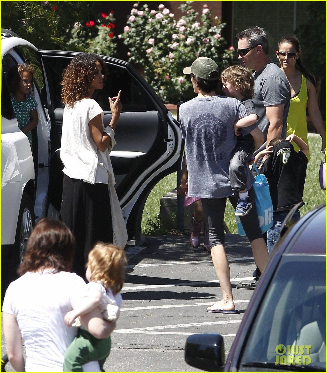 Halle Berry: Curly New Do!