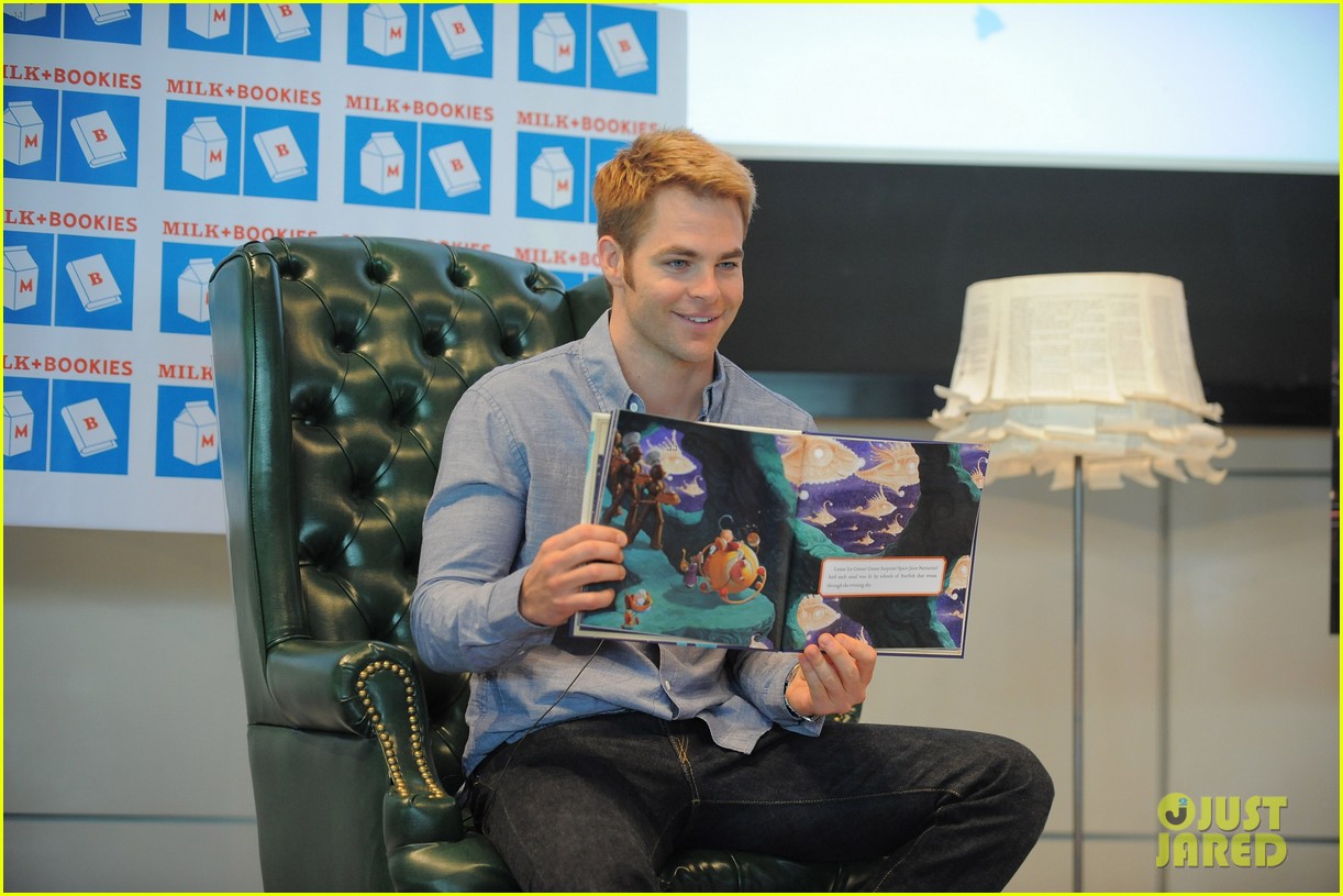 Gwen Stefani & Chris Pine: Milk + Bookies Story Time!