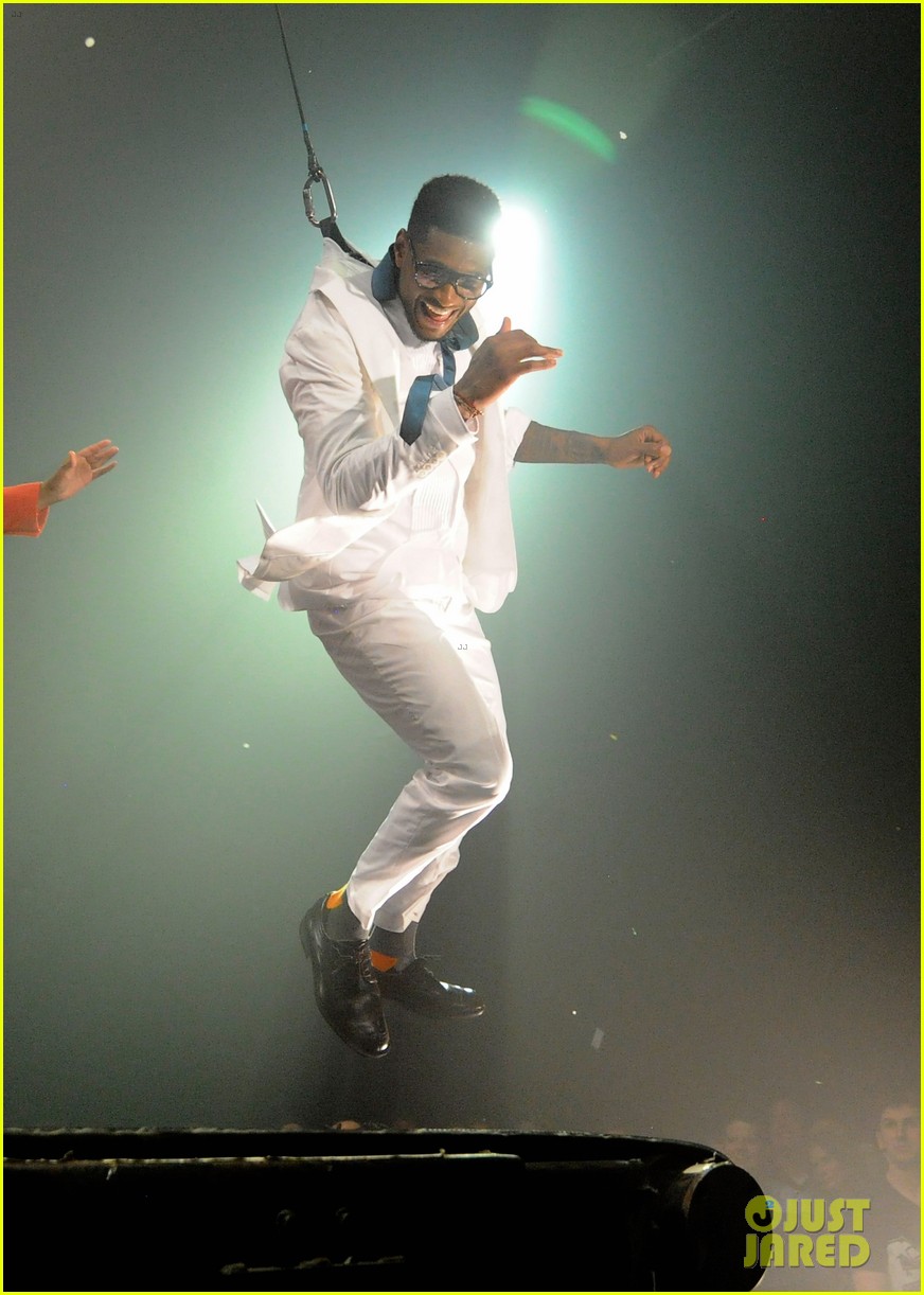 Usher & Justin Bieber: 'Fuerza Bruta' Dance Off!