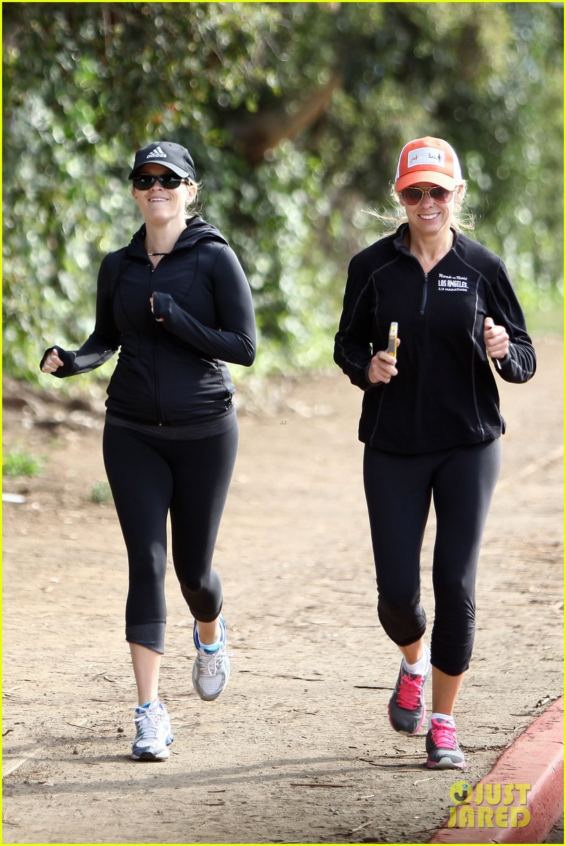 Reese Witherspoon & Her Baby Bump Go For a Run