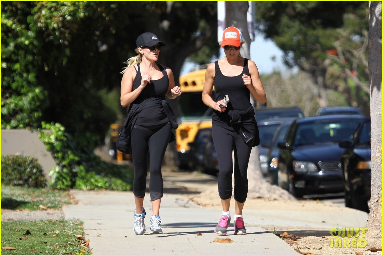 Reese Witherspoon & Her Baby Bump Go For a Run
