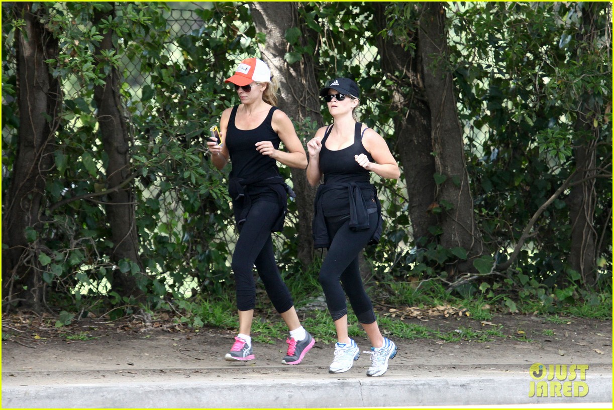 Reese Witherspoon & Her Baby Bump Go For a Run