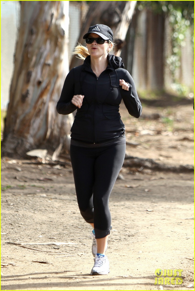 Reese Witherspoon & Her Baby Bump Go For a Run
