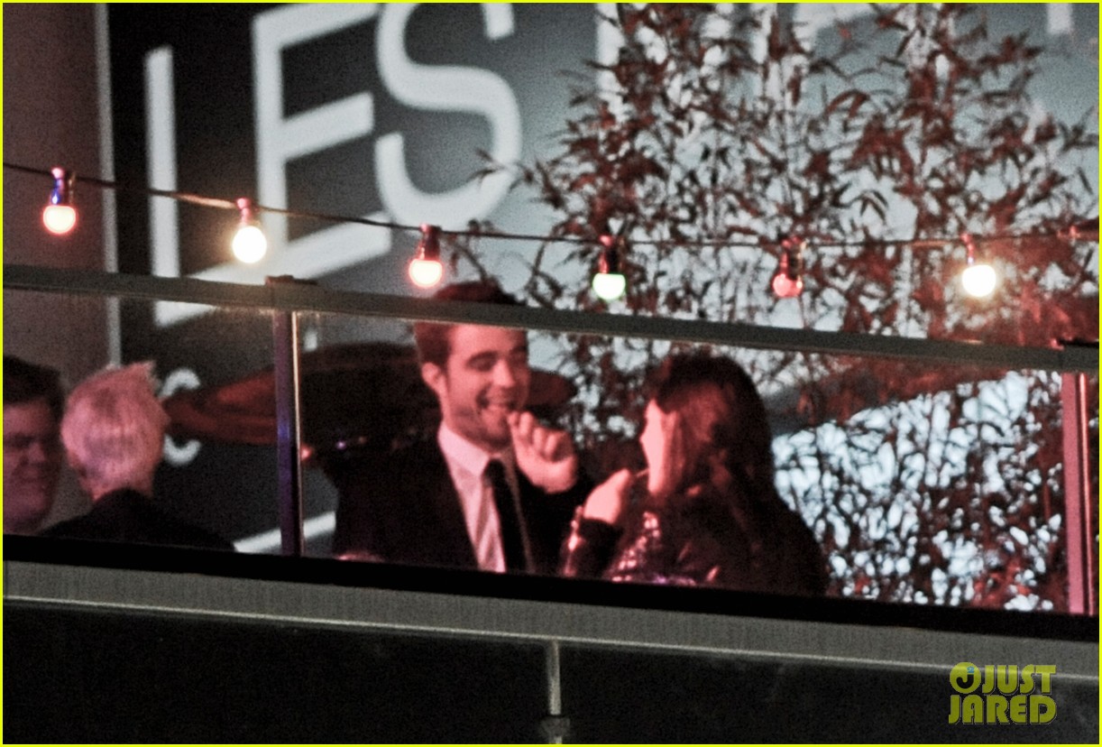 Robert Pattinson & Kristen Stewart Kiss at Cannes Film Festival