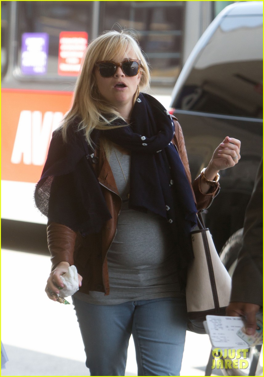 Reese Witherspoon Walks the Dogs Before Leaving L.A.