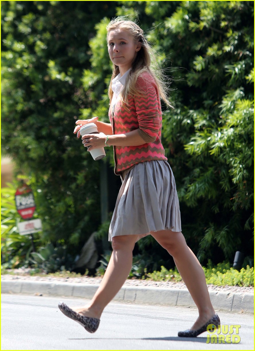 Kristen Bell: Saturday Stroll to Visit a Friend