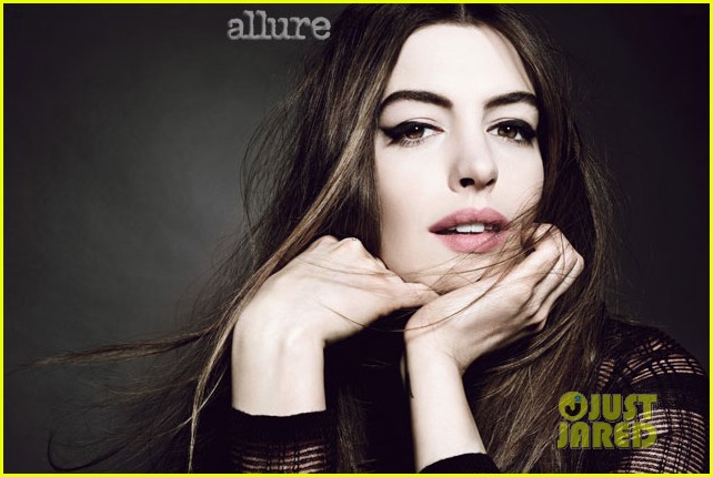 Anne Hathaway: Catwoman Suit Is a 'Psychological Terrorist'