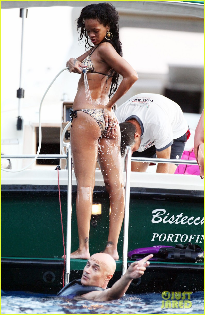 Rihanna: Bikini in Portofino!