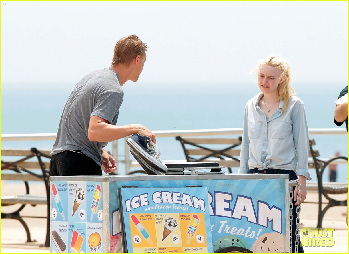 Dakota Fanning & Elizabeth Olsen: 'Very Good Girls' on Coney Island!