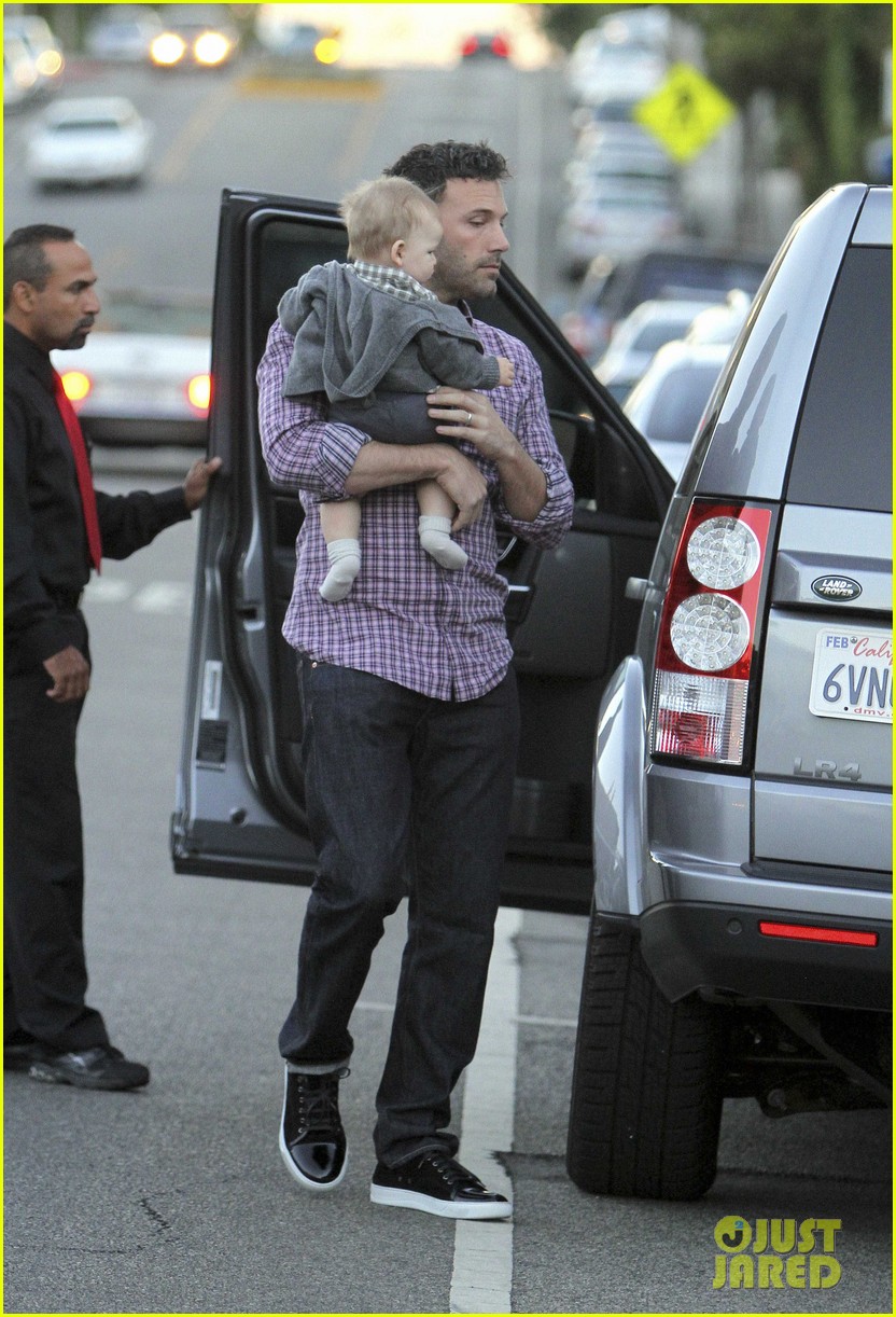 Jennifer Garner & Ben Affleck: Family Dinner with the Kids!